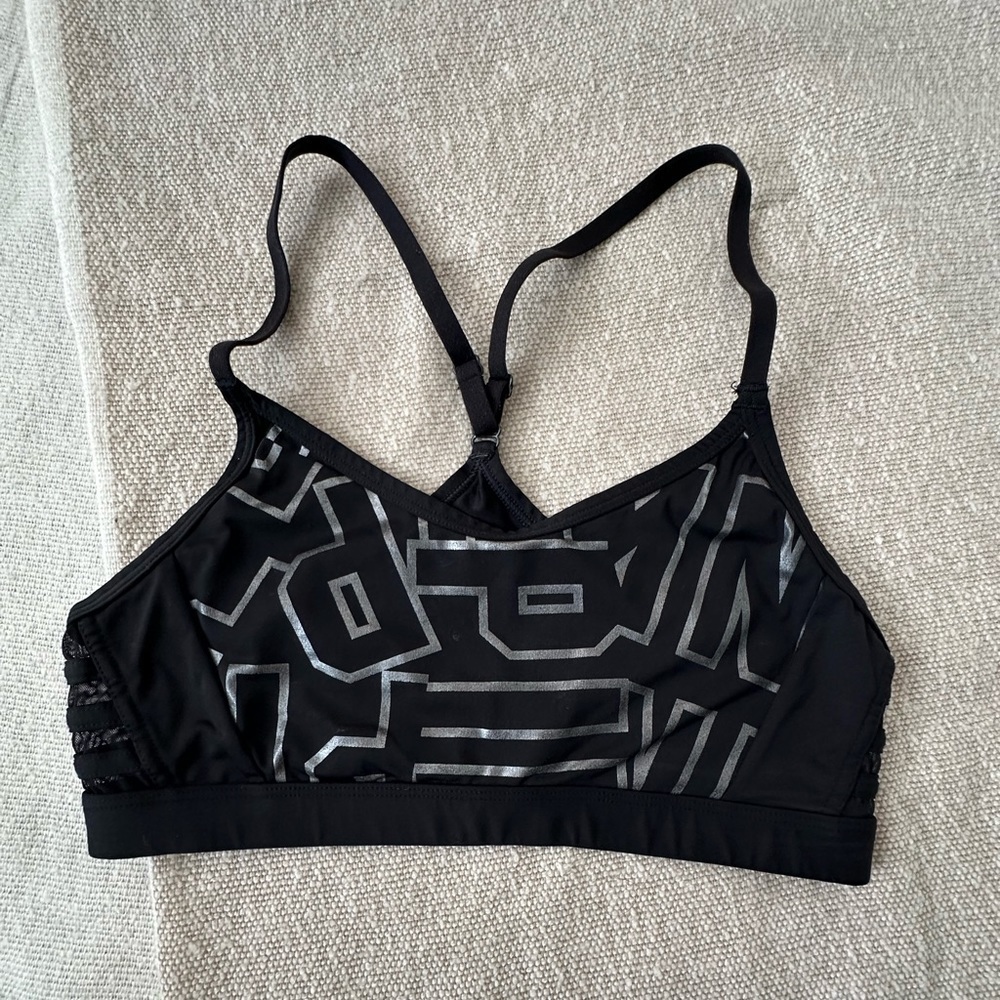 🛍️ Pink Victoria’s Secret Ultimate sports bra.